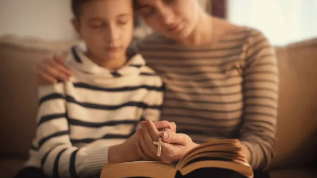 Imagem mae e filho rezando do artigo Padre Zezinho fala para buscarmos Deus assim como a criança busca o colo da mãe