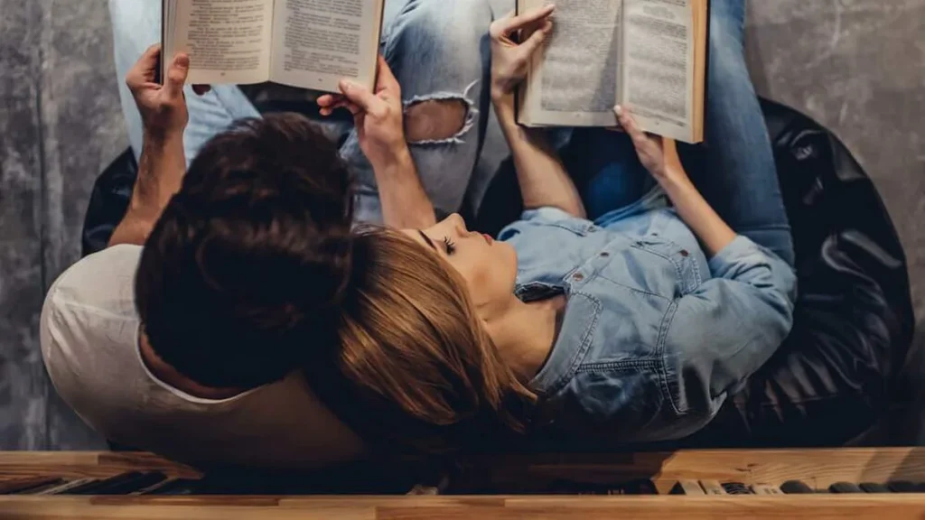 Imagem casal lendo do artigo 48c87409-b622-4ec1-9bbd-9dfd66d23adb