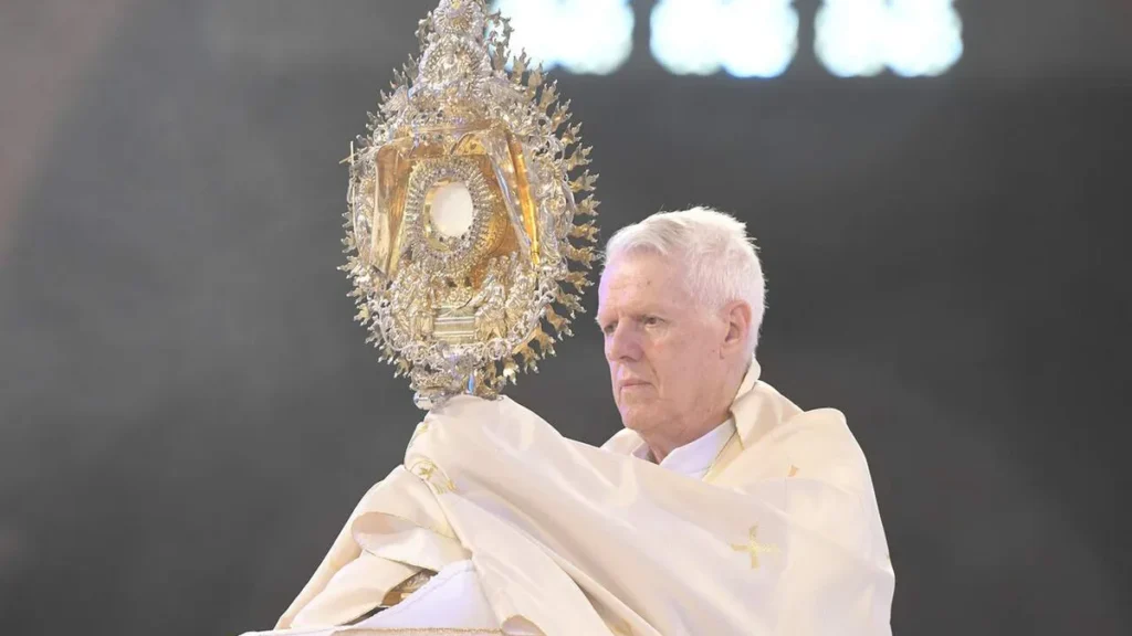 Imagem Dom Orlando com o Santissimo Sacramento do artigo Missa e Musical são destaques na programação de Corpus Christi da TV Aparecida