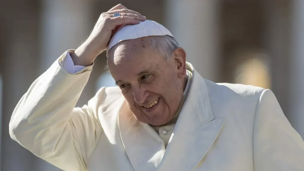 Imagem Papa Francisco segurando o chapeu solideu papa sorrindo do artigo 2ce1d1a0-0394-4602-aa43-355111e61818