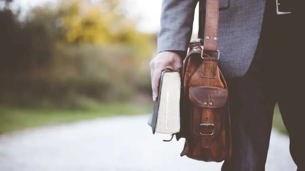 Imagem missionario com uma biblia na mao do artigo 5e80a21c-3906-4385-aaa2-263148be5c5c