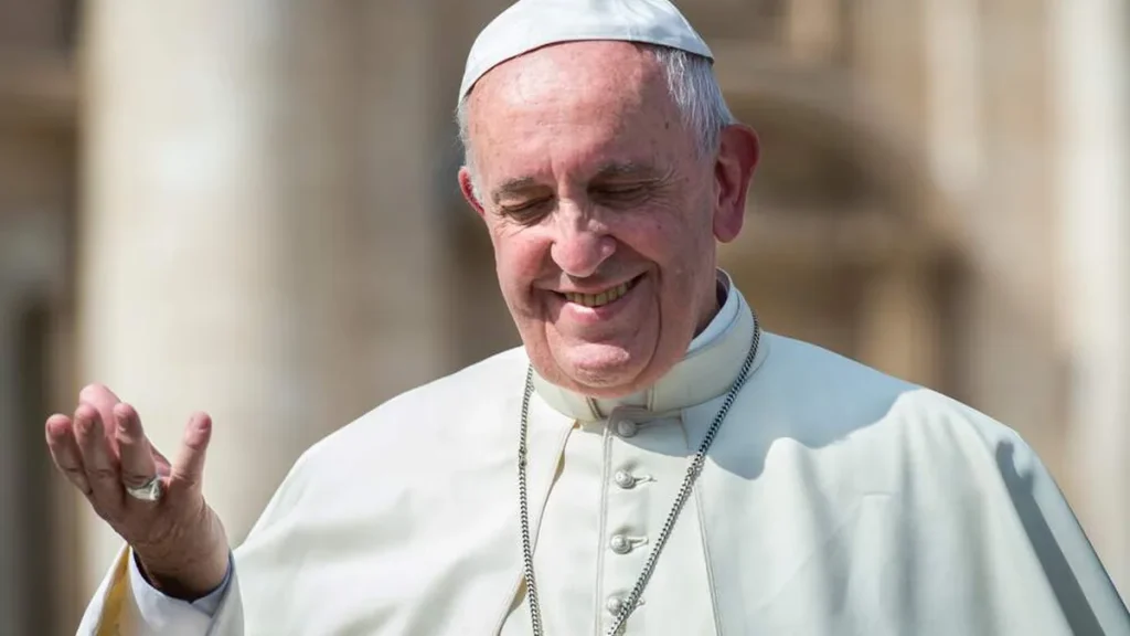 Imagem Papa Francisco sorrindo com a mao direita aberta do artigo No Angelus, Papa pediu para caminharmos juntos e sem medo