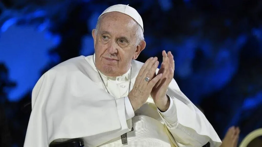 Imagem Papa Francisco sentado em cadeira de rodas do artigo 29b4a947-4317-4c53-b4c7-138cc360a632