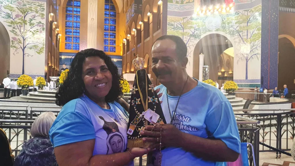 Imagem Edna e Manoel segurando Nossa Senhora do artigo 4ba518da-2d6d-427e-a6f1-77cff1ca5562