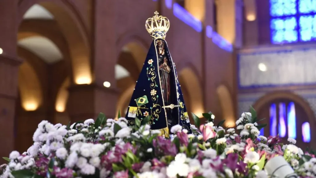 Imagem imagem de nossa senhora adornada com flores do artigo 40777172-5505-42a6-ada5-cfb06266c30e