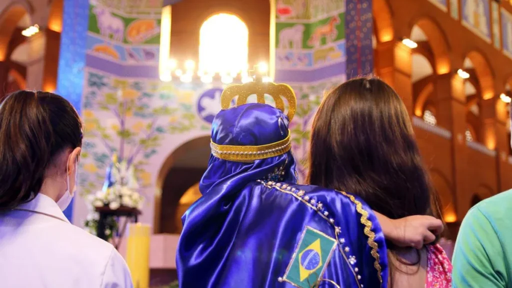 Imagem 1 Romaria Nacional do Terco das Criancas crianca vestida de Nossa Senhora Aparecida olhando para o Altar do artigo 949564a6-7155-49bd-a587-2fdfb411ae45