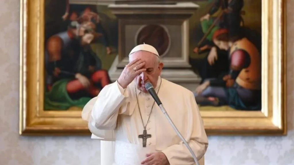 Imagem Papa Francisco fazendo o sinal da Cruz do artigo “A Igreja vive da Palavra”, diz o Papa em audiência no Vaticano