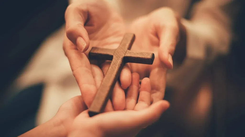 Imagem Maos segurando crucifixo do artigo A12 Conecta: “No caminho para a santidade”