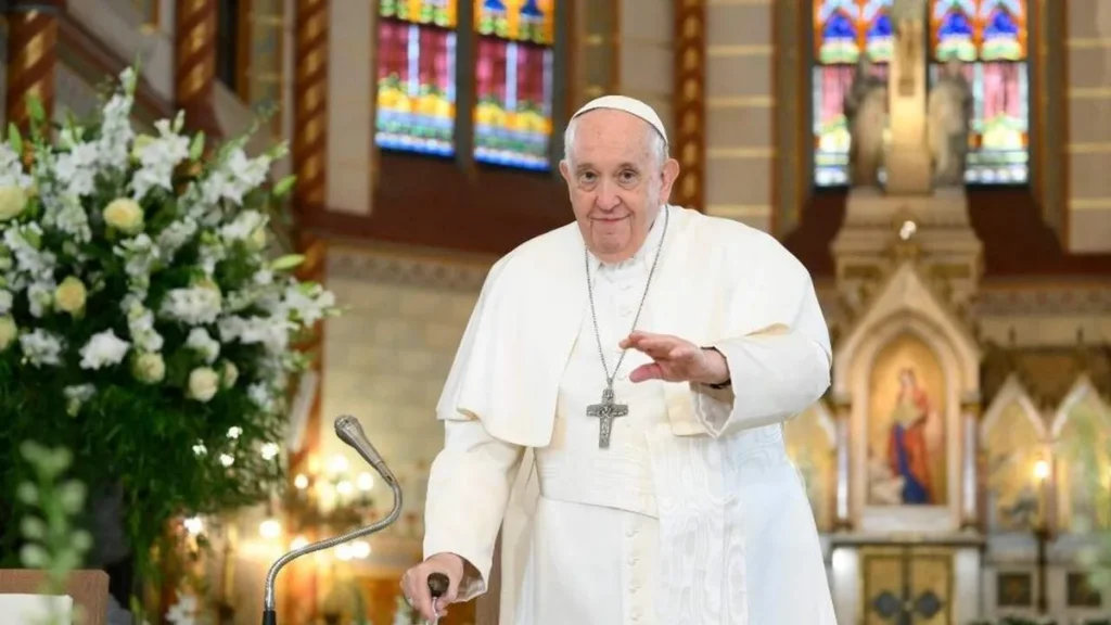 Imagem Papa Francisco na Hungria 29 04 2023 do artigo Papa Francisco passa por cirurgia de três horas "sem complicações", diz Vaticano