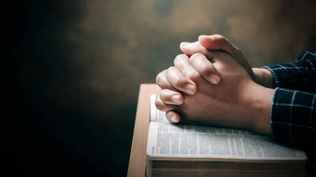 Imagem Homem orando e lendo a Biblia do artigo Como entender melhor a Bíblia e como começar a estudá-la?