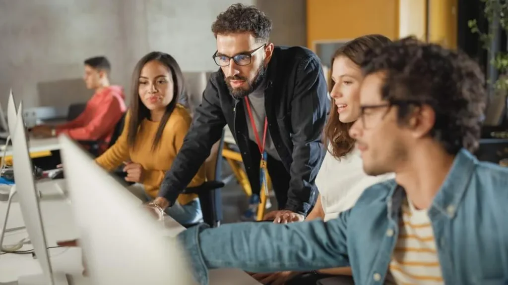 Imagem Professor da curso profissionalizante para jovens do artigo 5 histórias de superação que nasceram nas escolas