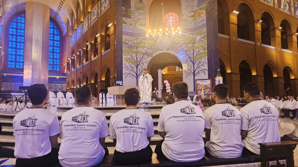 Presença marcante dos seminaristas redentoristas na celebração eucarística.
