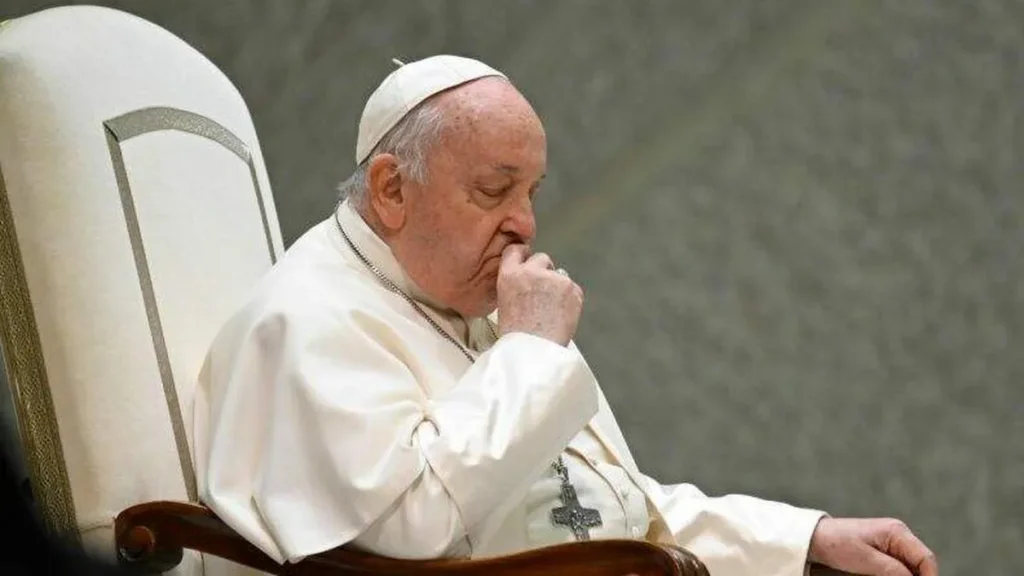 Imagem Papa serio e de olhos fechados do artigo Papa pede orações por países que sofrem com conflitos