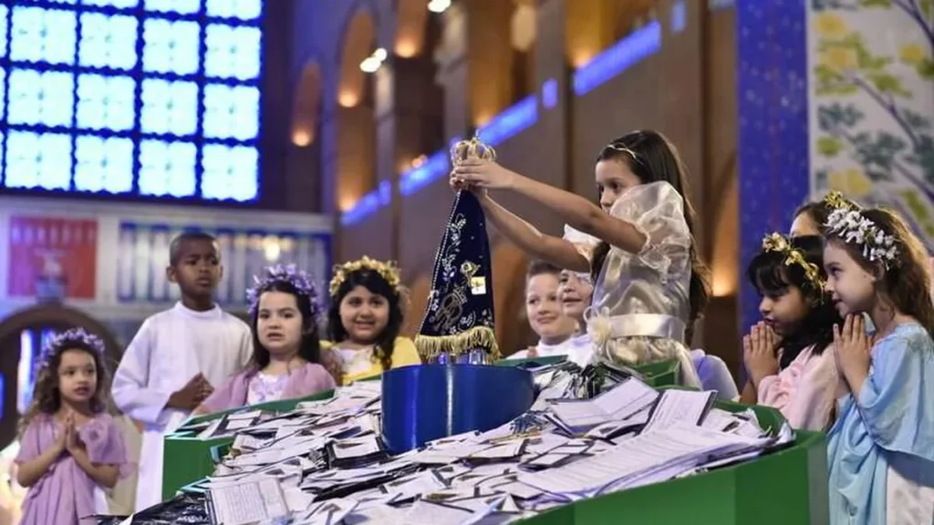 Imagem Coroacao Nossa Senhora Aparecida do artigo Salve Rainha, a realeza da Virgem Maria