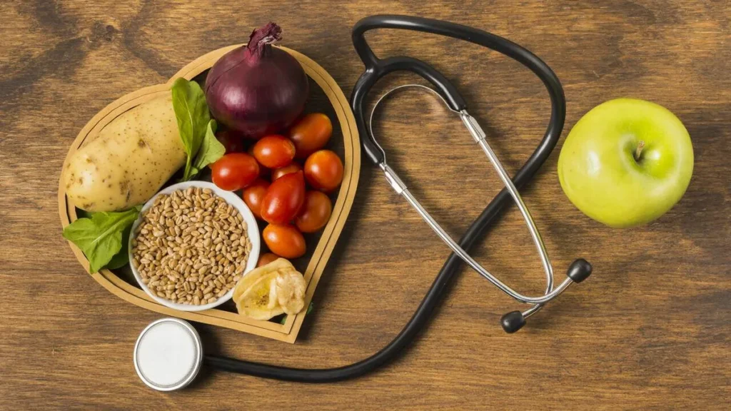 Imagem alimentos saudaveis e equipamentos medicos representando a nutricao do artigo Entenda a diferença entre nutrição clínica, funcional e esportiva