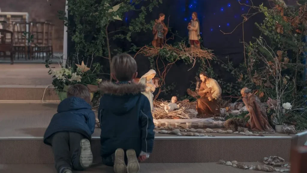 Imagem presepio criancas contemplando do artigo Você sabe o que cada personagem do presépio representa?
