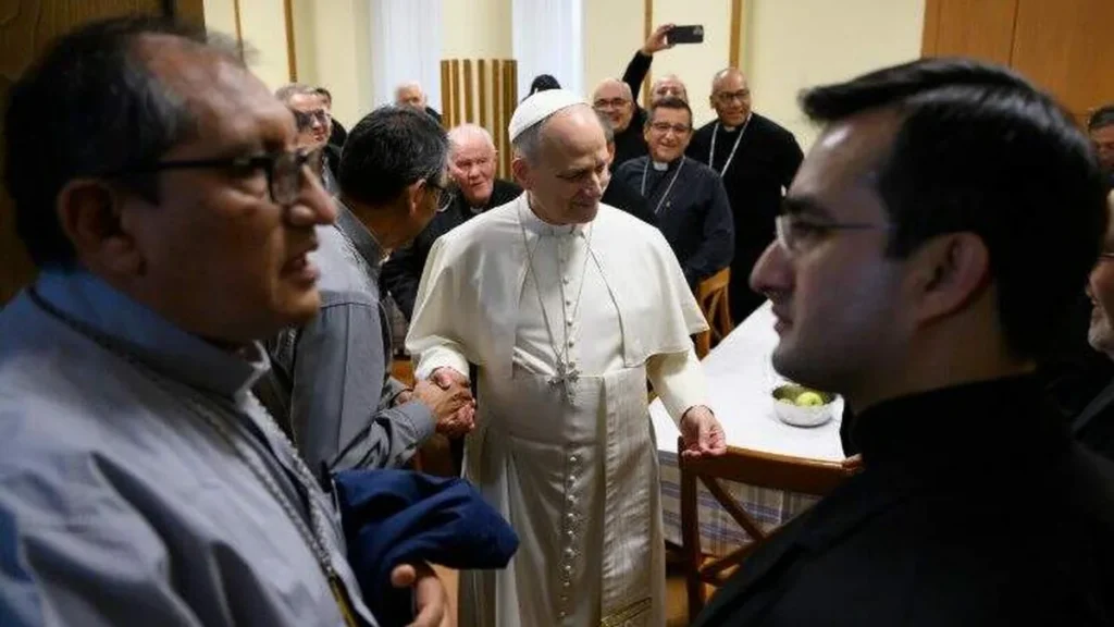 Imagem papa leao xiv com bispos do peru em visita inesperada em roma em 2026 do artigo Visitas inesperadas: o que Deus quer ensinar?