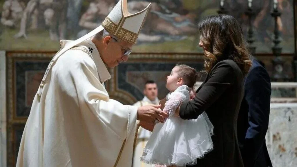 Imagem Papa Leao batiza bebe do artigo Qual é a participação do Povo de Deus na caminhada sinodal da Igreja?