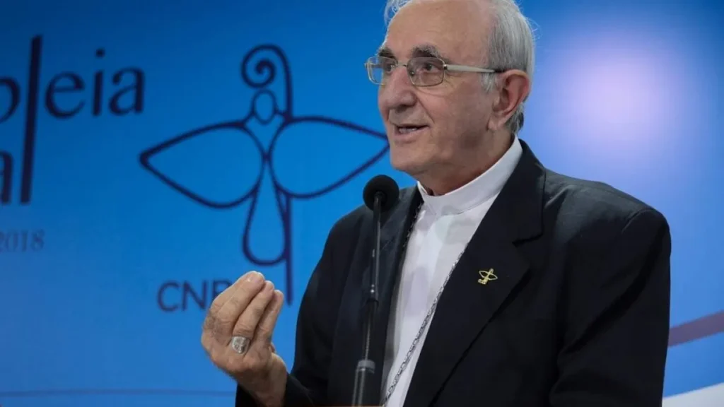 Imagem Dom Armando Bucciol discursando do artigo Conheça o pregador do retiro dos bispos na Assembleia da CNBB