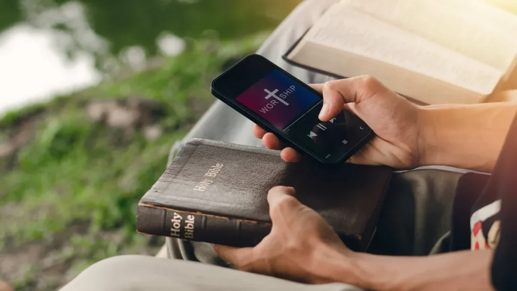 Pessoa utilizando o celular com a bíblia