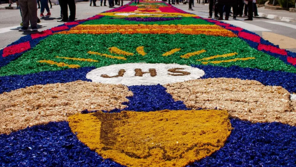 Imagem tapete de corpus christi do artigo O que a liturgia celebra no mês de junho?