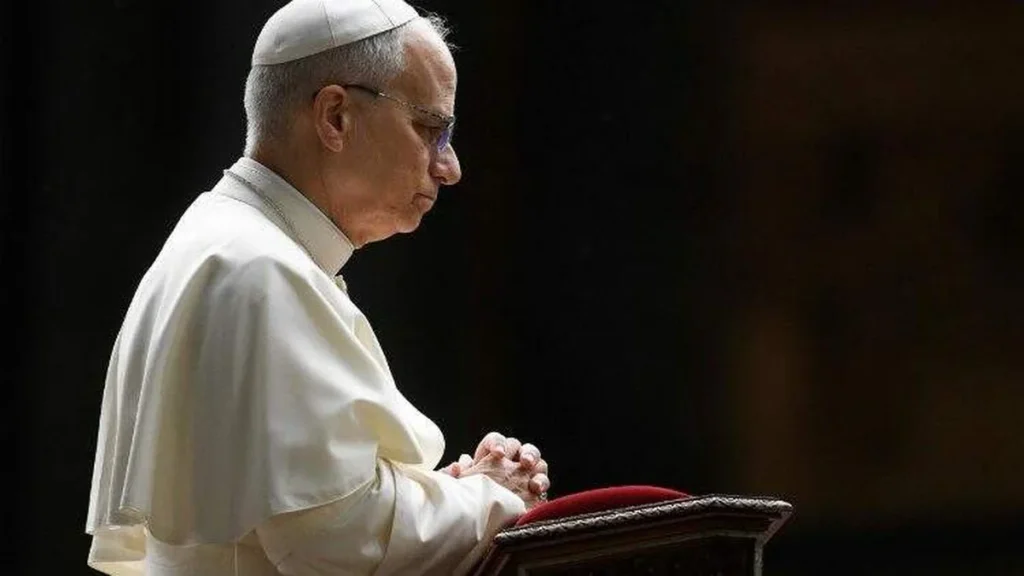 Imagem papa leao xiv em momento de oracao