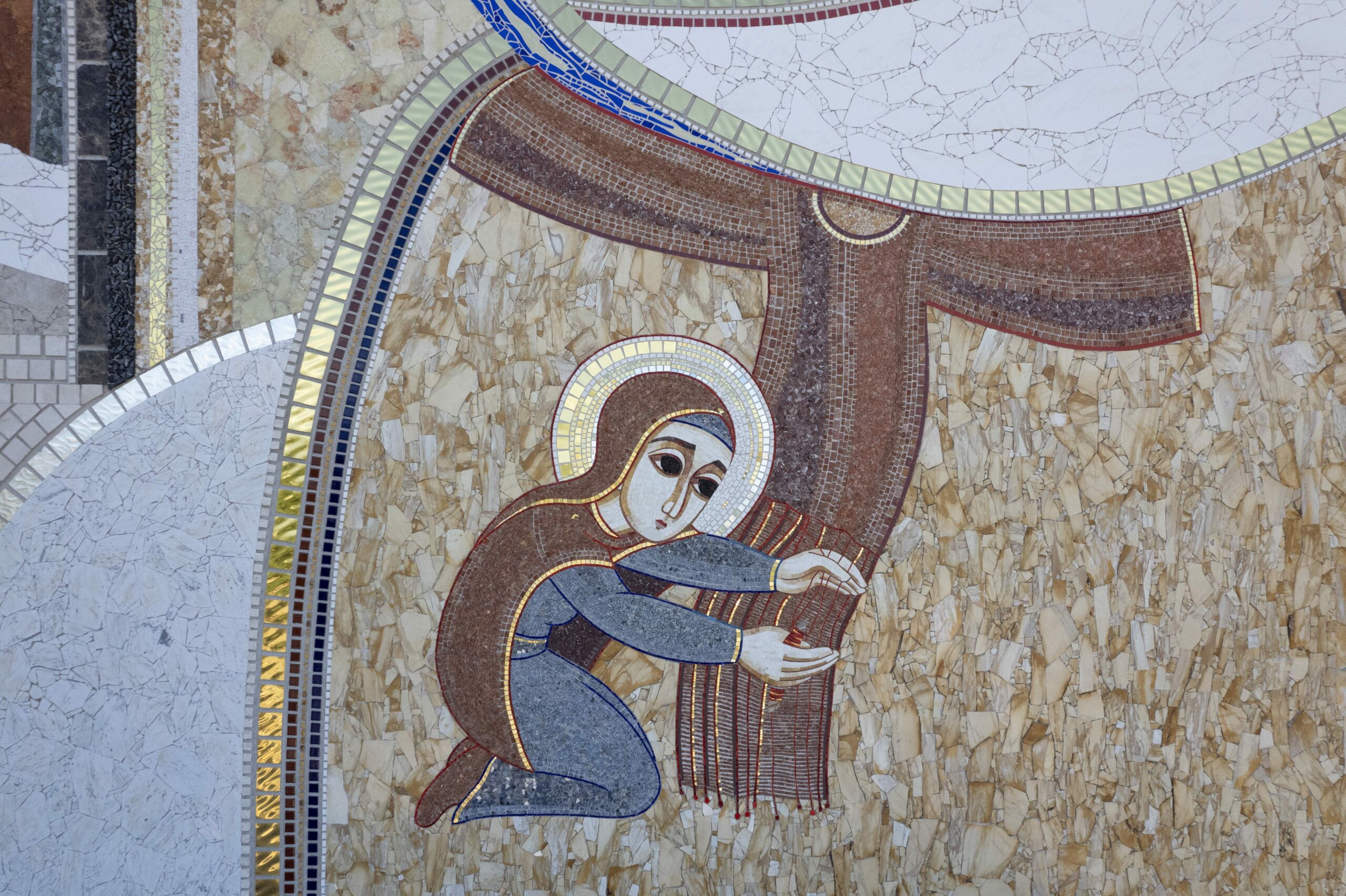 Mosaico da Fachada Sul: A Virgem Maria tece com suas mãos o véu do Templo e em seu ventre a carne do Senhor