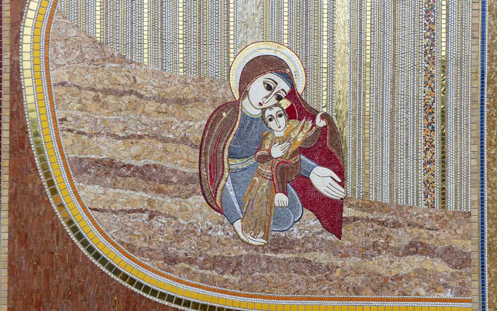 Mosaico da Fachada Oeste: Terreno fértil: a Mãe de Deus e o Filho com o feixe de trigo