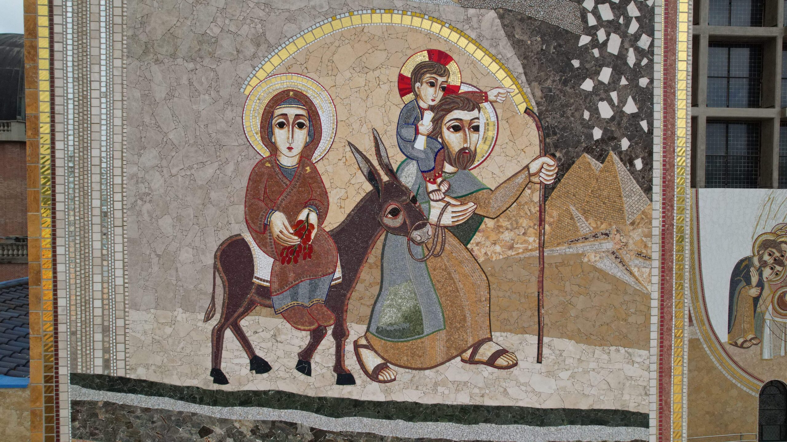 Mosaico da Fachada Sul: Herodes decide matar os inocentes e, para salvar a vida de Jesus, a Sagrada Família foge para o Egito