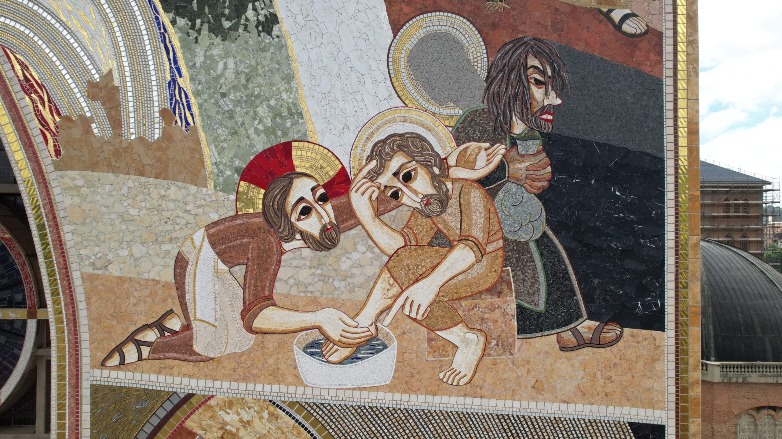 Mosaico da Fachada Sul: Jesus lava os pés de seus apóstolos e apresenta o mandamento do amor