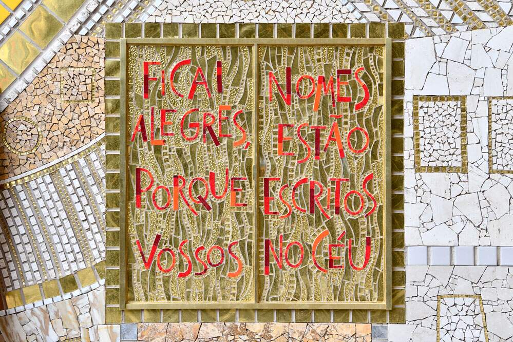 Mosaico da Fachada Oeste: Alegrem-se porque os seus nomes estão escritos nos Céus