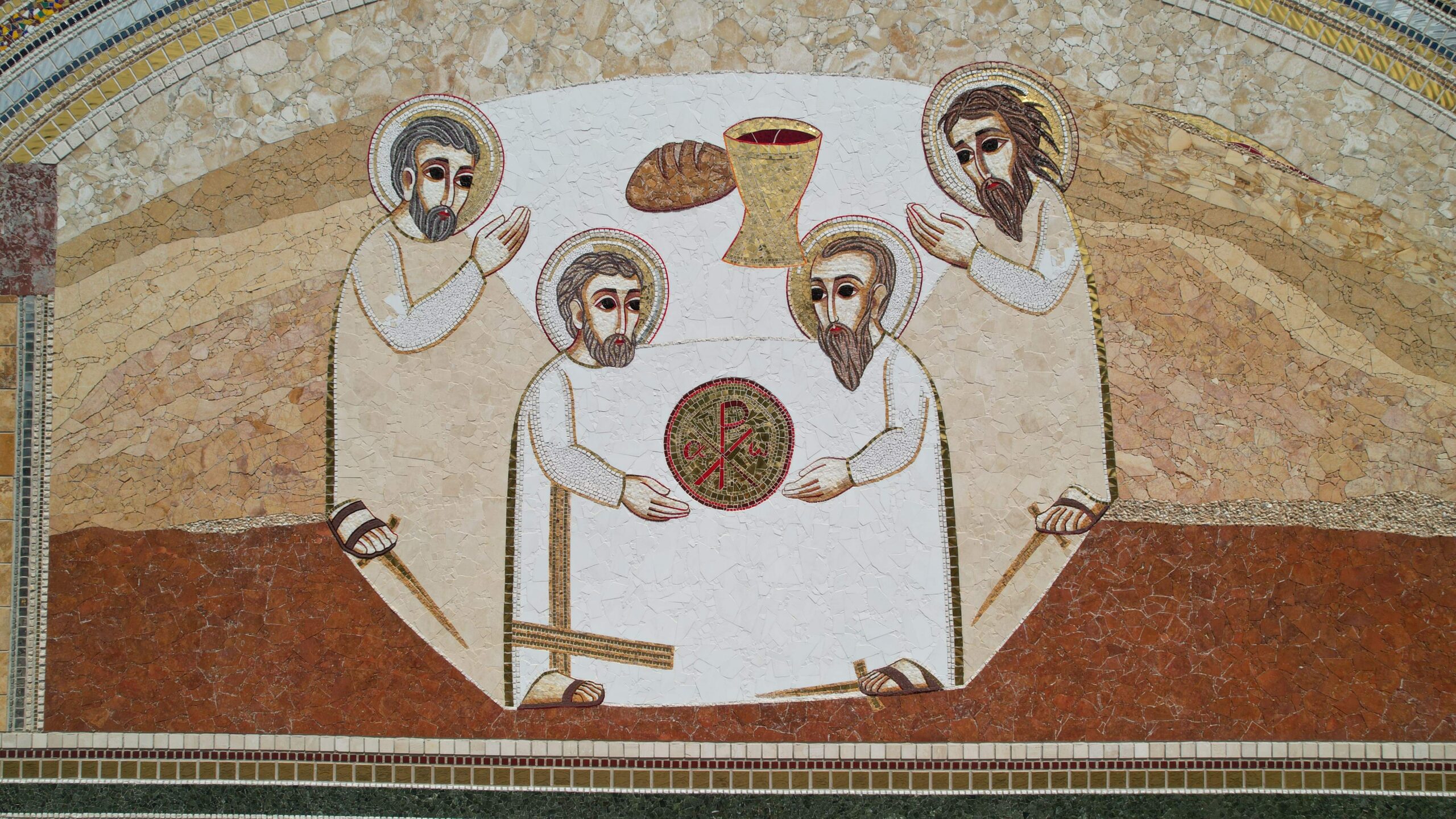 Mosaico da Fachada Sul: O altar é Cristo e a Igreja é Corpo de Cristo