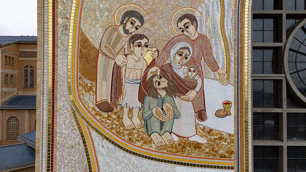 Mosaico da Fachada Oeste: Tive fome, sede, estava nu e me destes de comer, beber e vestir