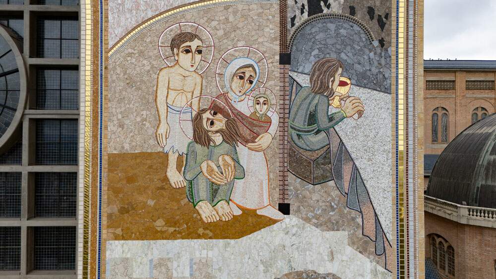 Mosaico da Fachada Oeste: Tive fome, sede, estava nu e não me destes de comer, beber e vestir (cf. Mt 25,41-46))