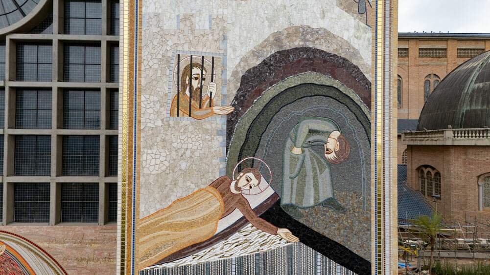 Mosaico da Fachada Oeste: Estava doente, na prisão e não me visitaram