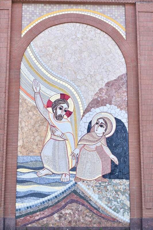 Mosaico da Fachada Sul: Jesus Ressuscitado aparece a Santa Maria Madalena