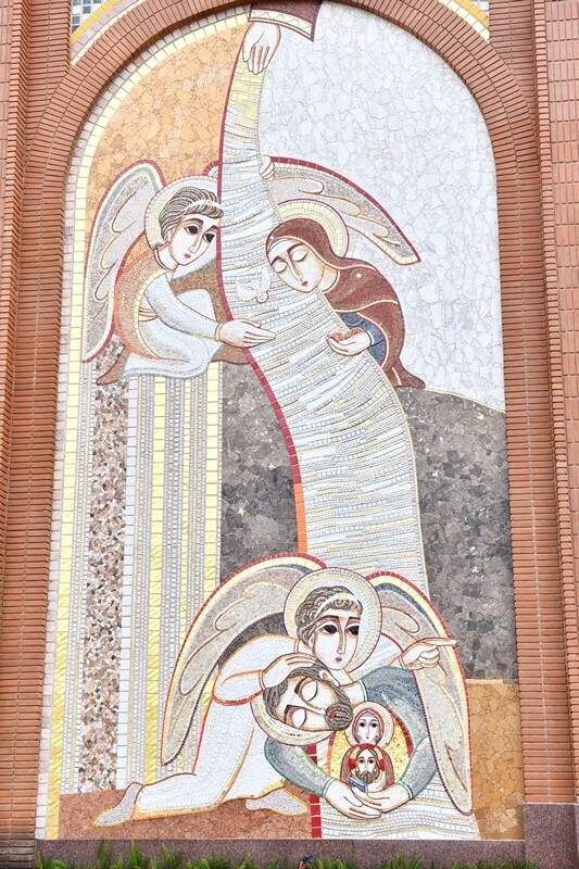 Mosaico da Fachada Sul: A Anunciação do Anjo à Virgem Maria e a São José