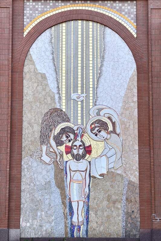 Mosaico da Fachada Sul: Jesus é batizado por São João Batista