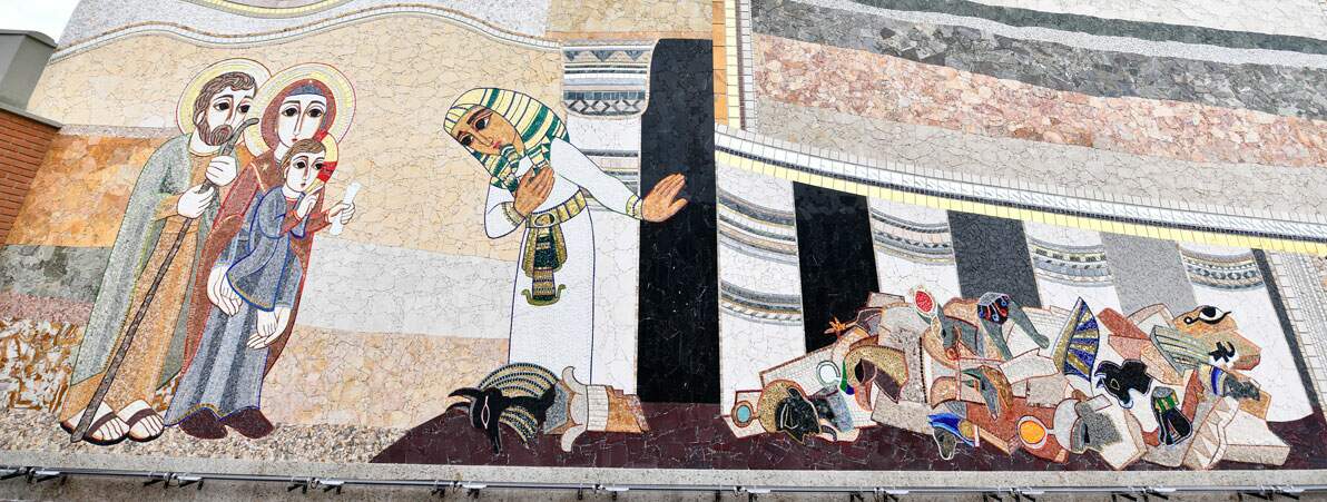 Mosaico da Fachada Sul: Com a chegada do verdadeiro Deus no Egito, os ídolos se rompem