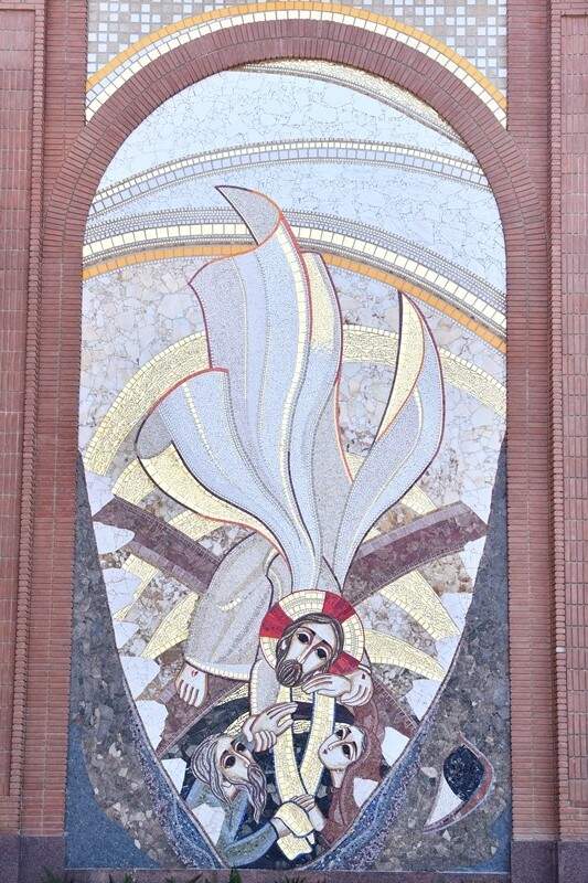 Mosaico da Fachada Sul: Jesus desce à mansão dos mortos