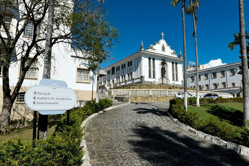 Entrada para estacionamento da entrada da Casa de Hospedagem e Seminário Santo Afonso — foto 9 de 15