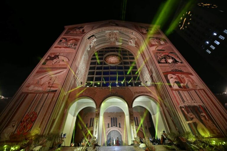 Entrega da Fachada Norte — foto 1 de 24