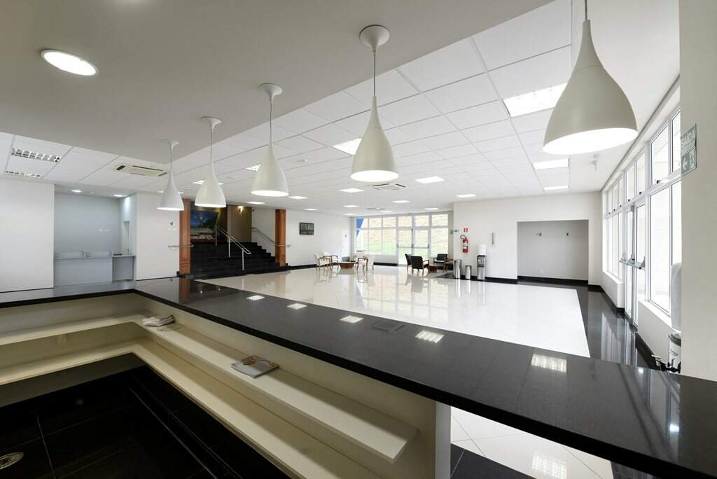 Espaço do saguão do auditório serve para servir lanches e coquetéis — foto 7 de 17