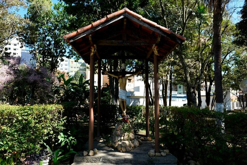 Imagem do Cristo crucificado no jardim da Casa de Hospedagem e Seminário Santo Afonso — foto 2 de 15