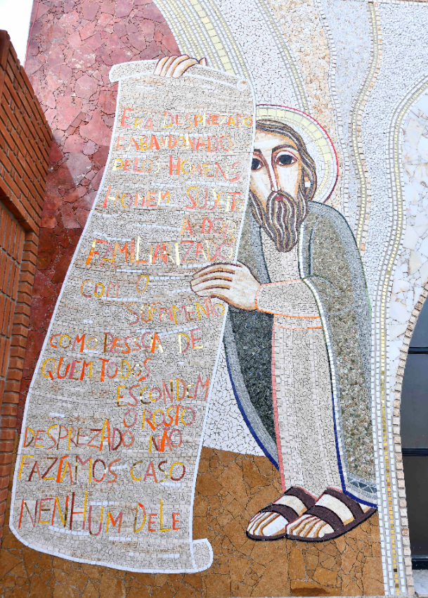 Mosaico da Fachada Sul: Jesus é o servo sofredor de Isaías, o Cordeiro de Deus que tira o pecado do mundo