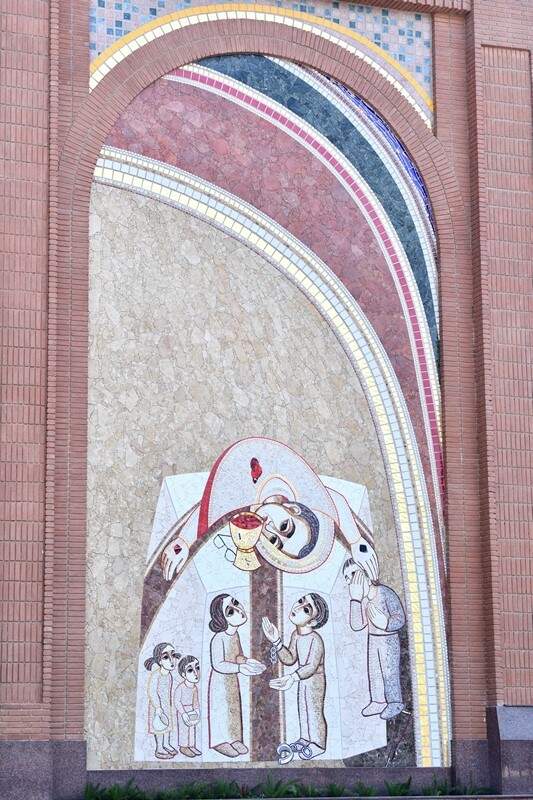 Mosaico da Fachada Sul: O martírio de Santo Oscar Romero