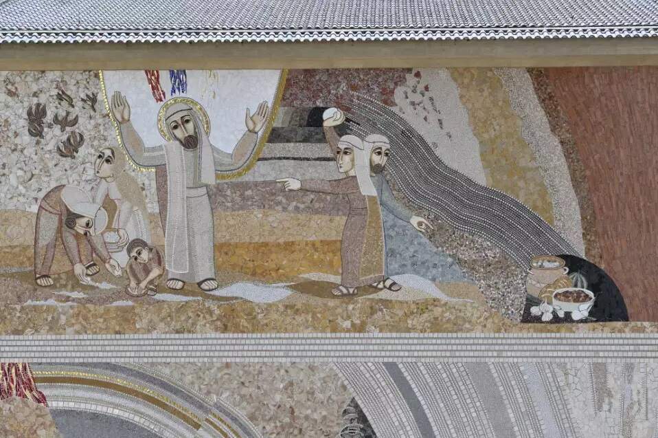 Mosaico da Fachada Norte: Deus faz chover o Maná no deserto e alimenta seu povo