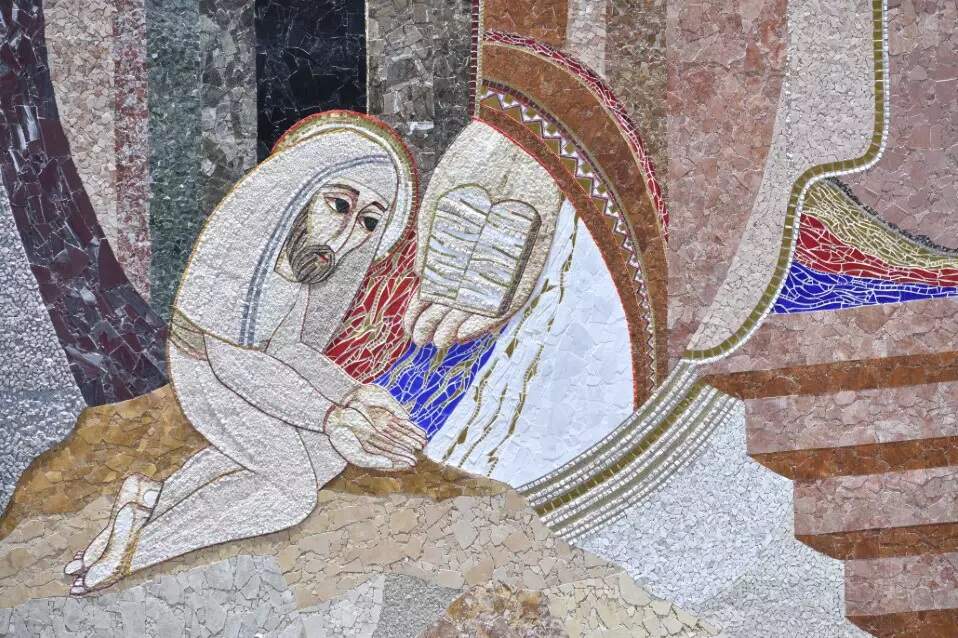 Mosaico da Fachada Norte: Moisés recebe de Deus as duas tábuas com os mandamentos