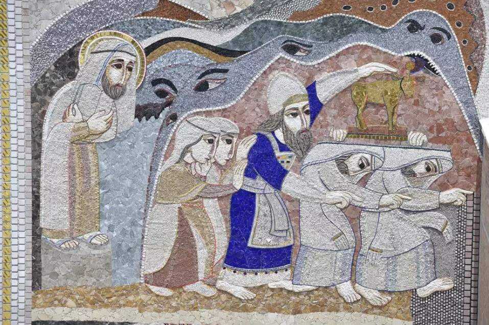 Mosaico da Fachada Norte: Os hebreus se esquecem de Deus e adoram o bezerro de ouro