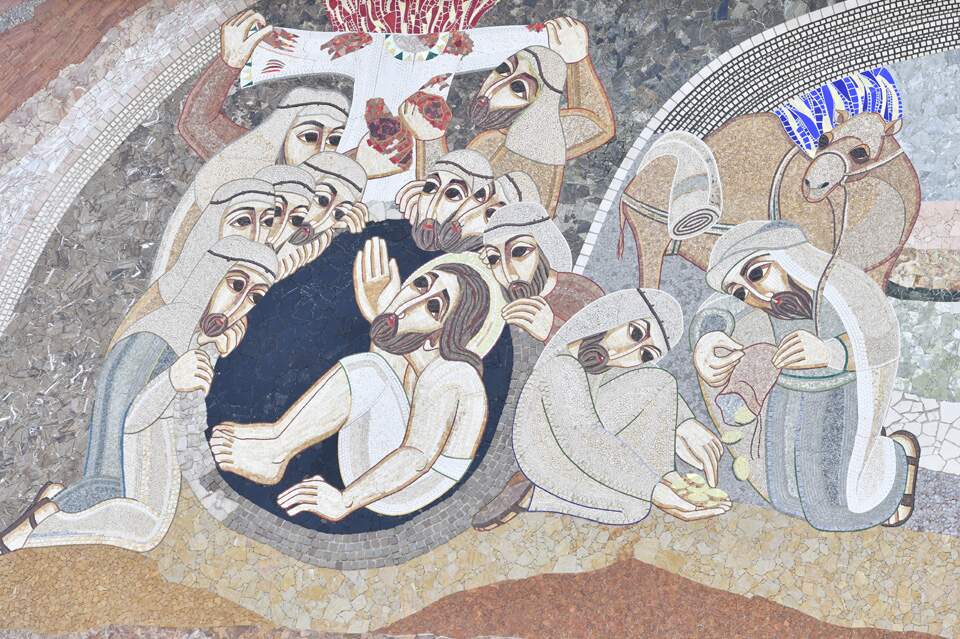 Mosaico da Fachada Norte: José, filho de Jacó, é vendido como escravo por seus irmãos